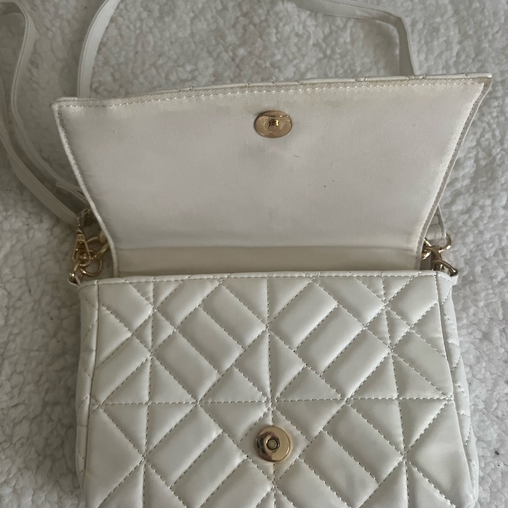 Elegant White Quilted Shoulder Bag - Picture 4 of 8